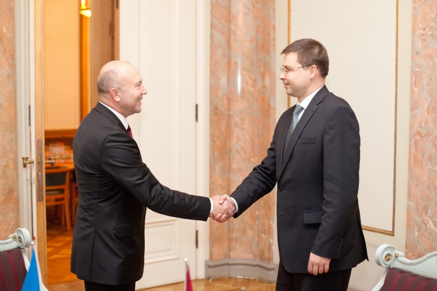 Ministru prezidents Valdis Dombrovskis tiekas ar Čehijas vēstnieku Pavolu Šepelāku (6720276529)