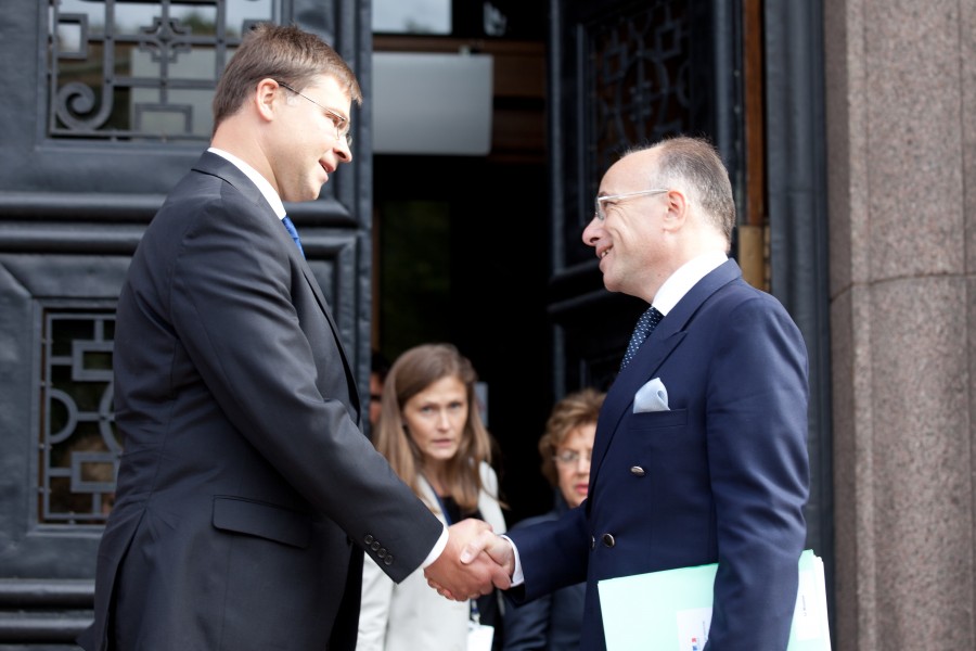 Ministru prezidents Valdis Dombrovskis tiekas ar Francijas Eiropas lietu ministru Bernāru Kazenēvu (Bernard Cazeneuve) (7985359221)