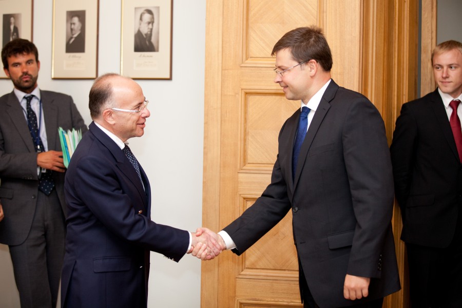Ministru prezidents Valdis Dombrovskis tiekas ar Francijas Eiropas lietu ministru Bernāru Kazenēvu (Bernard Cazeneuve) (7985362091)