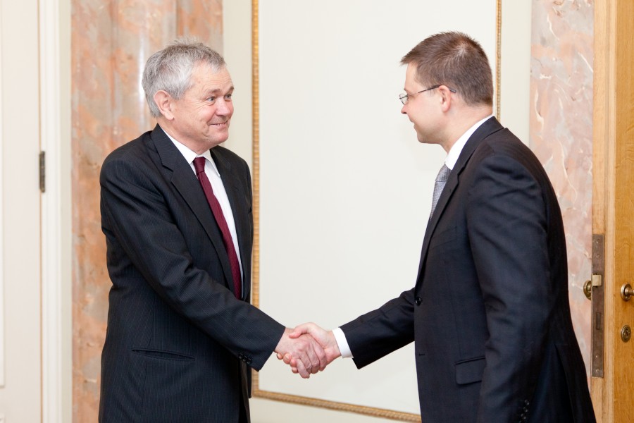 Ministru prezidents Valdis Dombrovskis tiekas ar Vācijas vēstnieku Latvijā Dr. Klausu Burkhardu (7452787374)