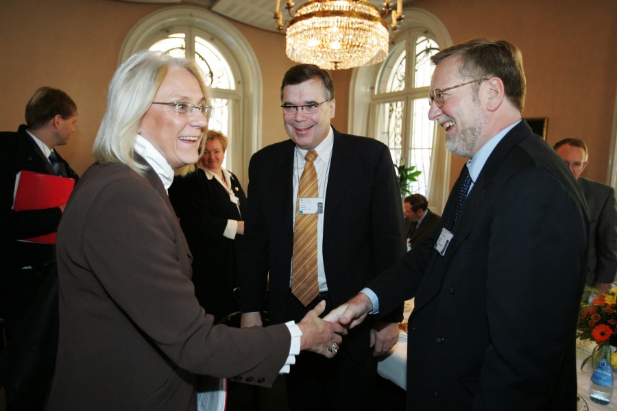 Mote mellan de nordiska utrikesministrarna. Fran vanster- Leila Freivalds, Sverige, Geir H Haarde, finansminister Island och Per Stig Moeller, Danmark under Nordiska Ministerradets session i Stockholm. 2004-11-03