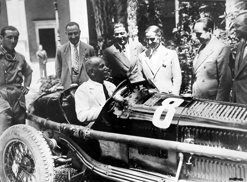 Mussolini al volante di un'Alfa Romeo da competizione