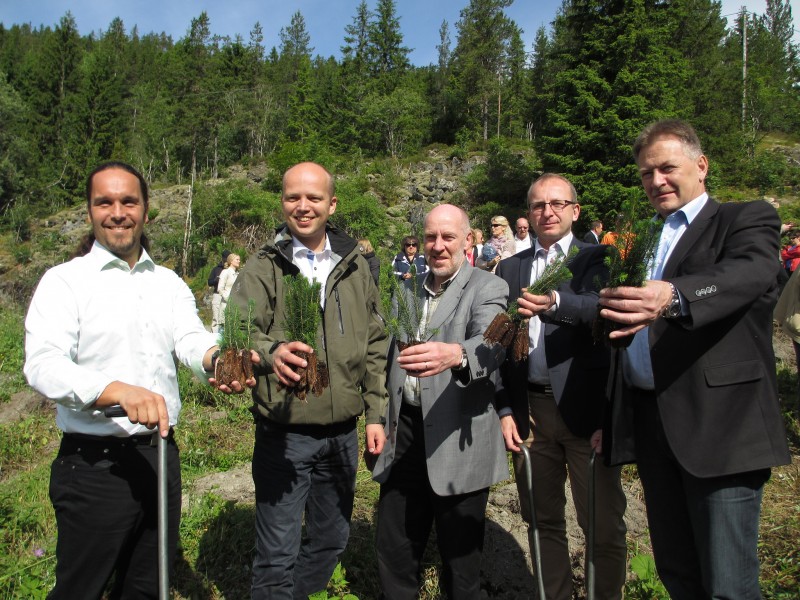 Nordic Council ministers planting forest in Åsen, Levanger