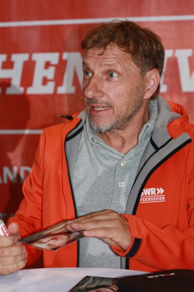 Richy Müller beim Autogramm schreiben