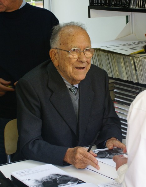 Santiago Carrillo firmando en la Feria del Libro de Madrid en 2006