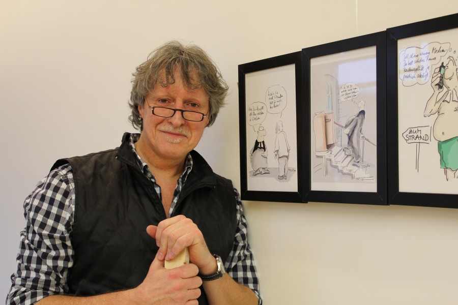 Sisam Ben, Theologe und Karikaturist, bei einer Ausstellung im Landeskirchenamt der Ev.-luth. Landeskirche Hannovers