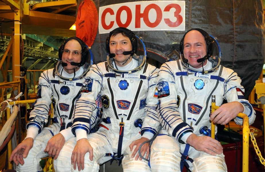 Soyuz TMA-03M crew in front of their capsule