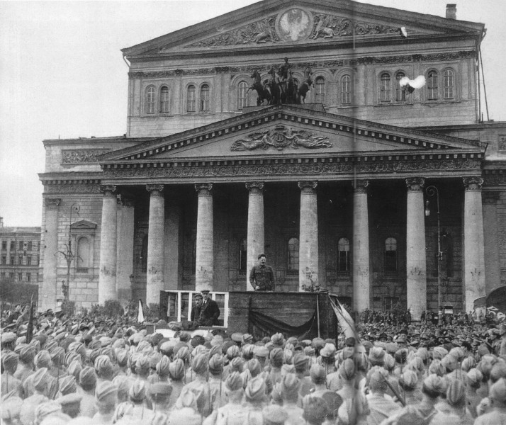 TrotskiArengandoALasTropasFrenteAlBolshoi19200505