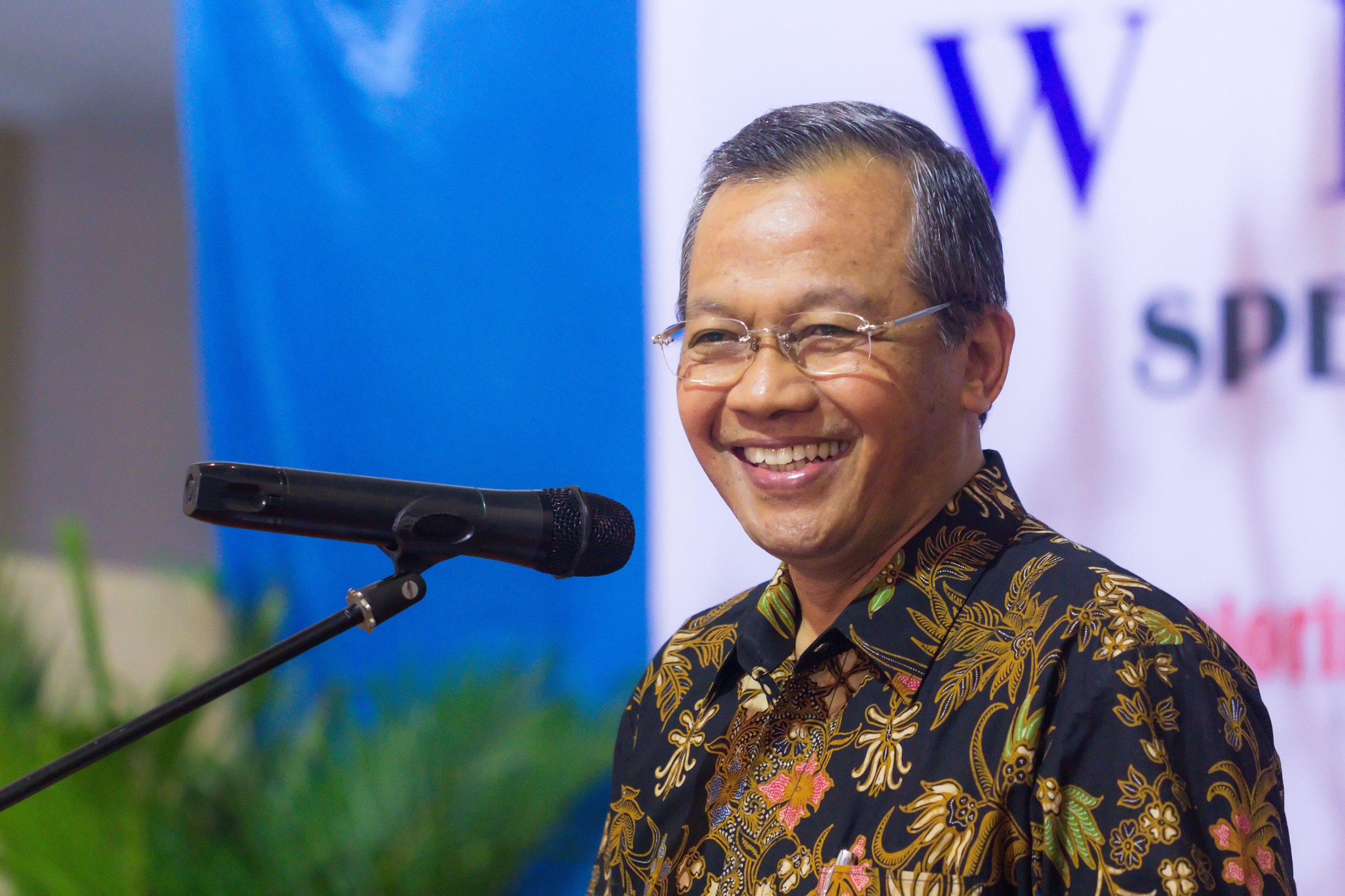 Ravik Karsidi addressing 8th IIF Conference speakers, 2015-07-29 02