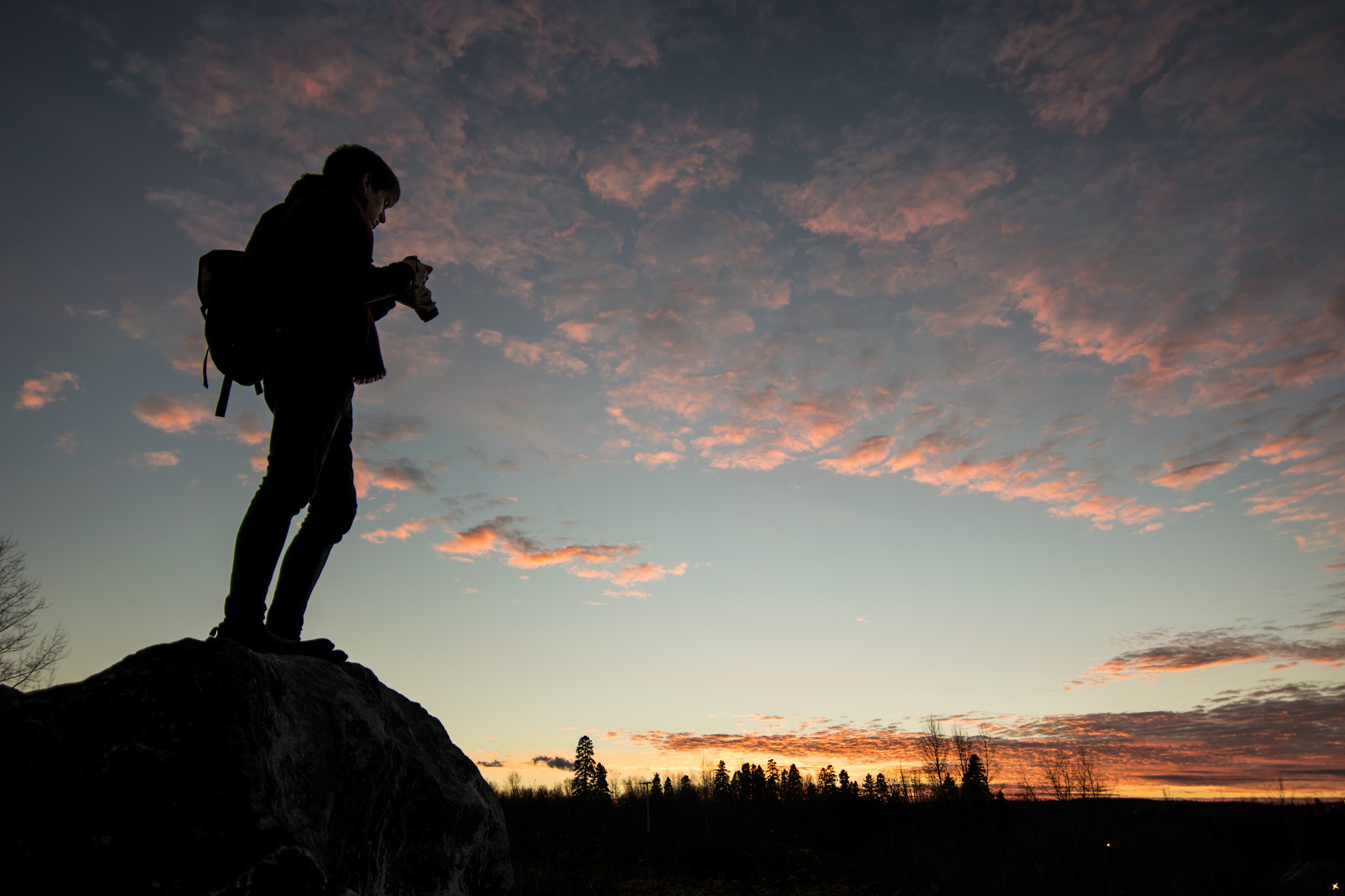 2016-11 photographer facing sunset Chicoutimi