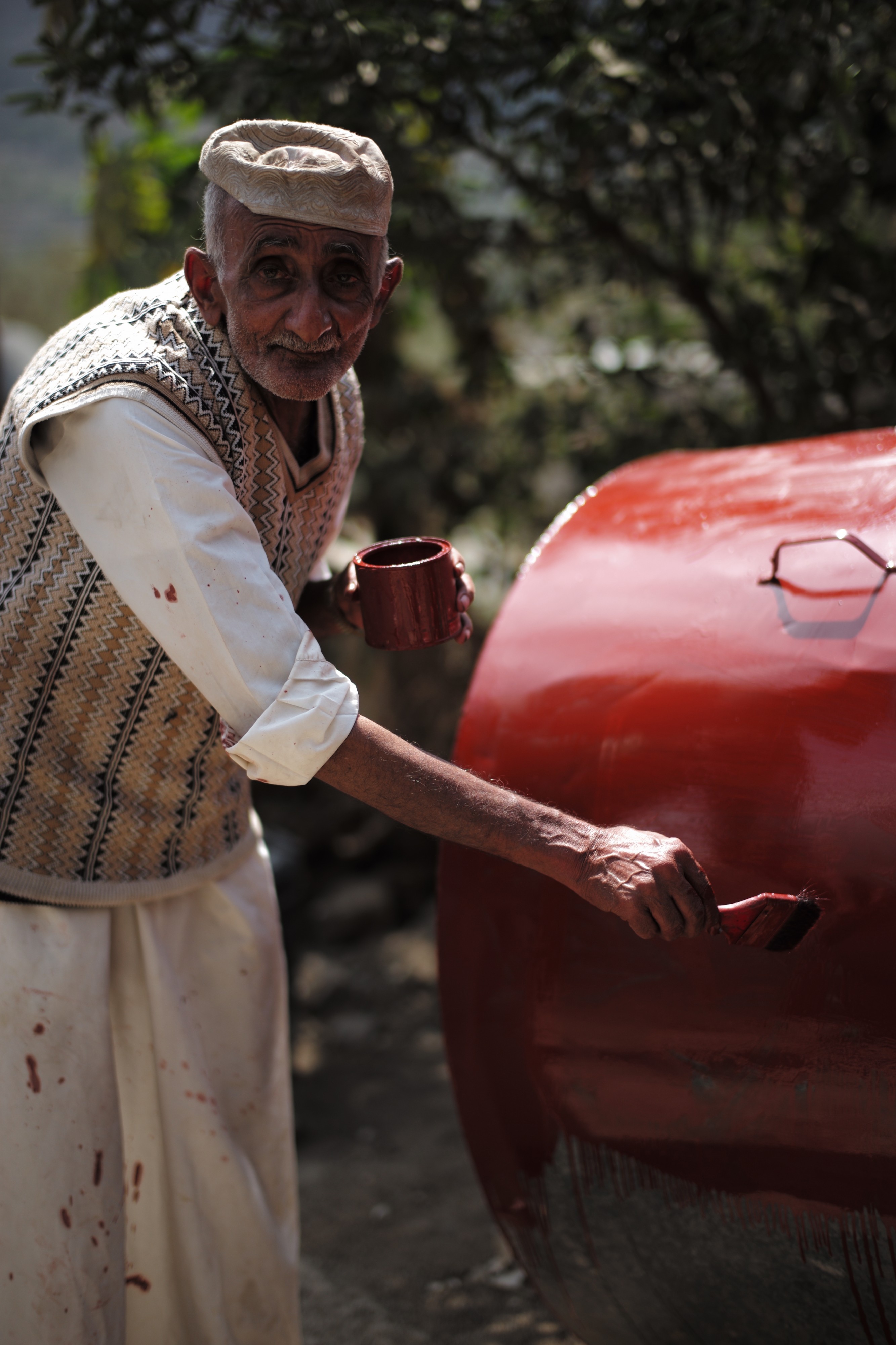 Abdul cleaning up the water tank (12541119054)