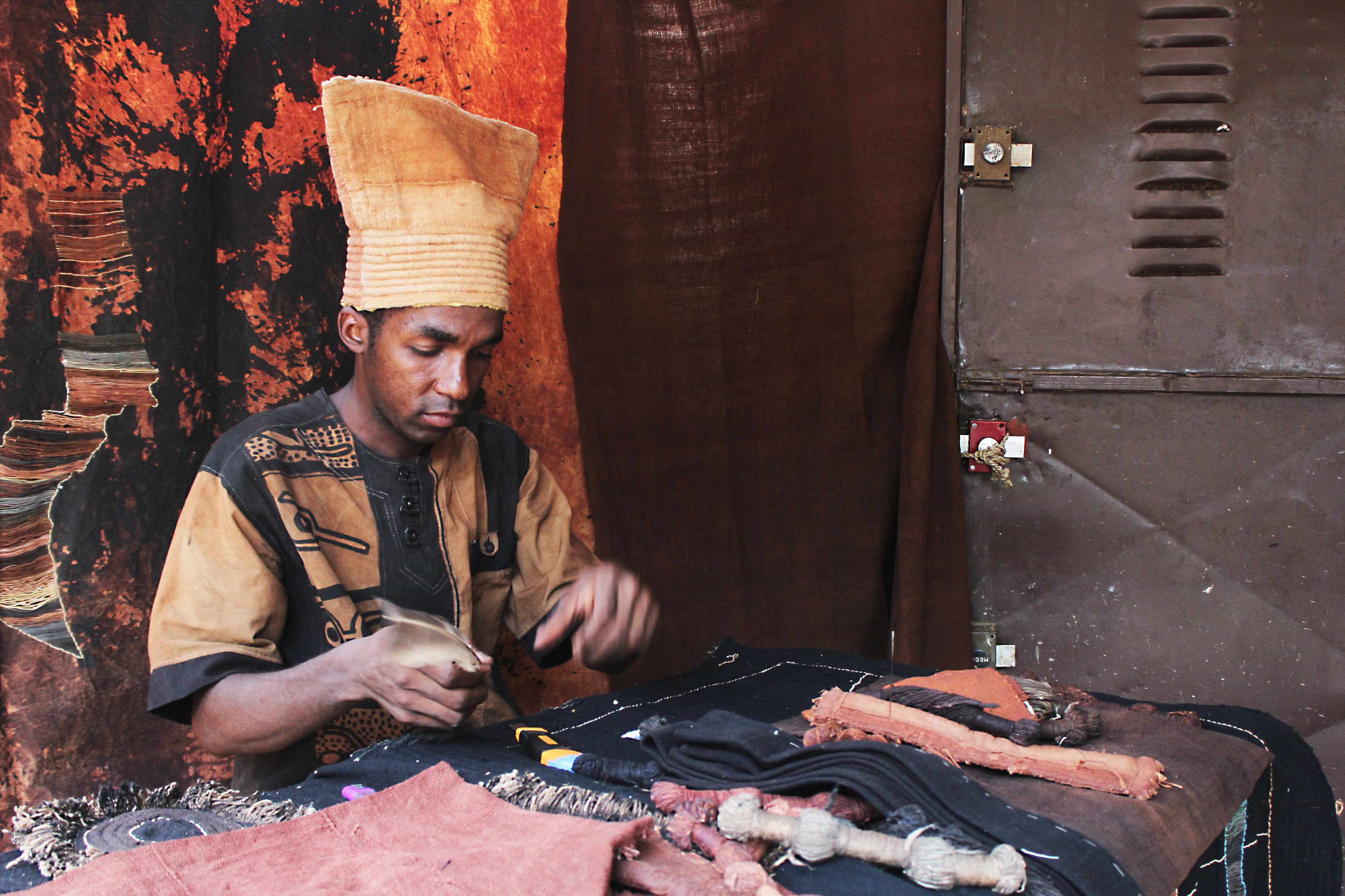 Un artisan travaillant du bogolan