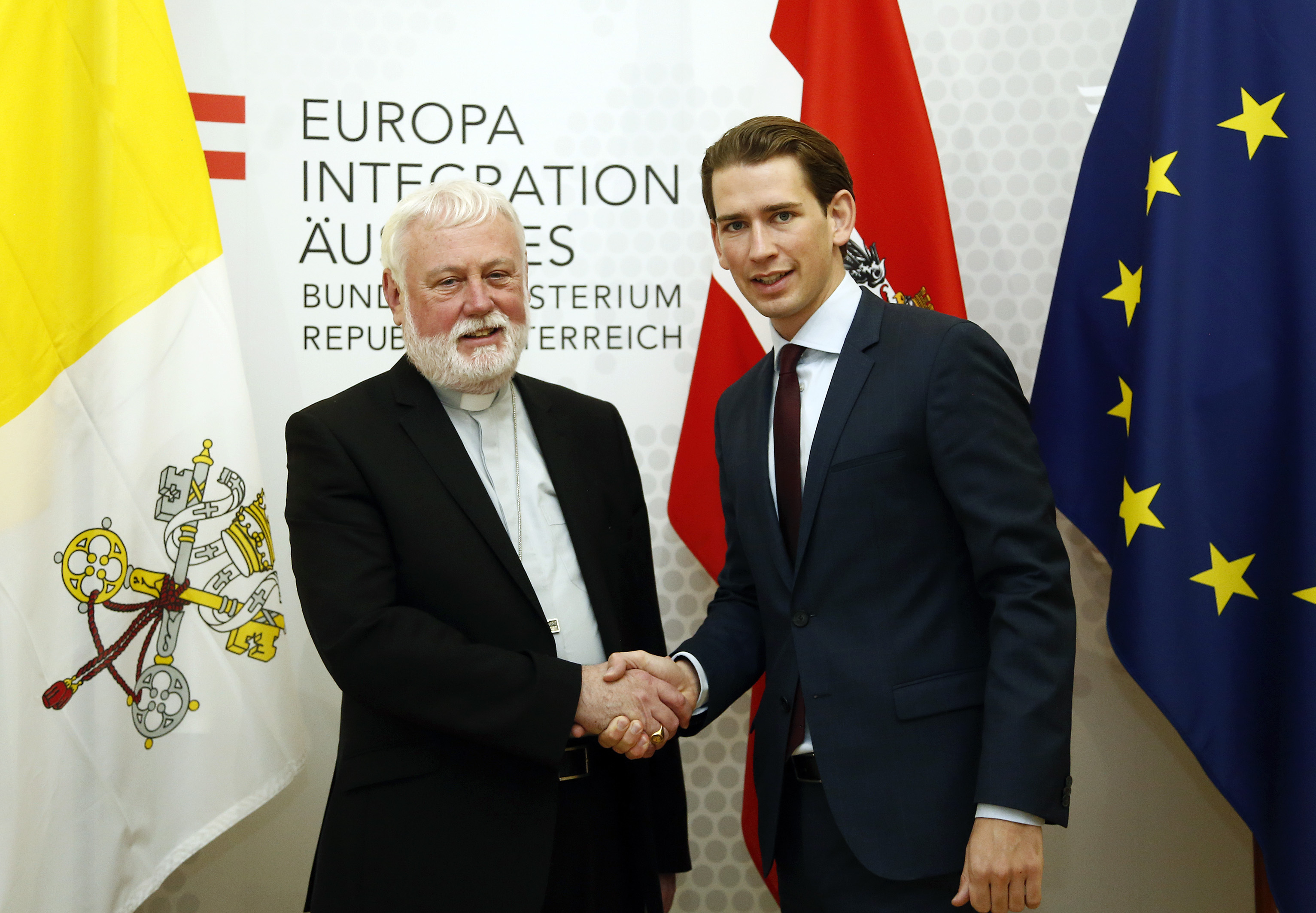 Treffen Erzbischof Gallagher (21381664996)