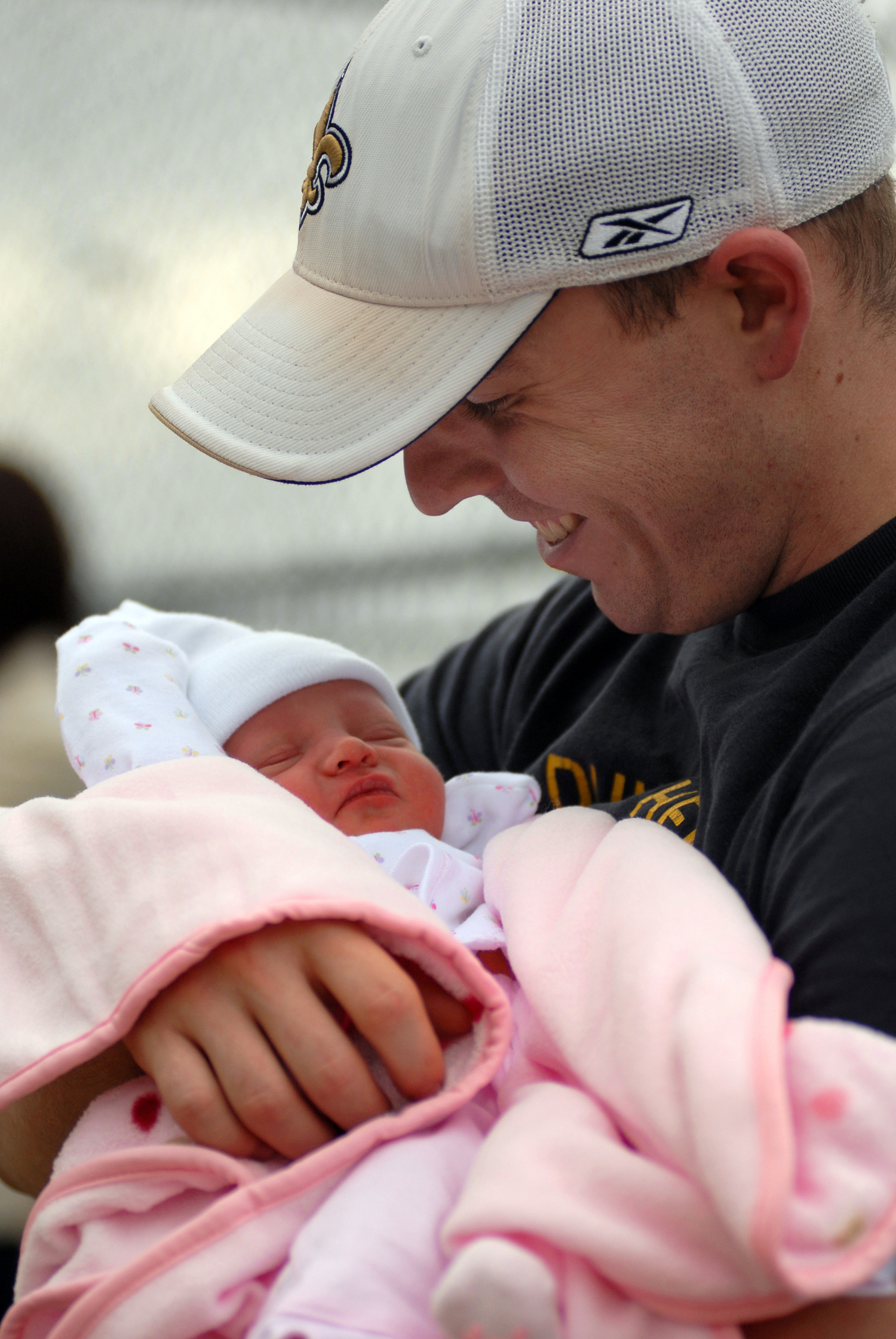 US Navy 070820-N-7981E-039 Aviation Ordnanceman 3rd Class Donald Theriot meets his daughter for the first time on the pier after arriving home aboard Nimitz-class aircraft carrier USS Abraham Lincoln (CVN 72)