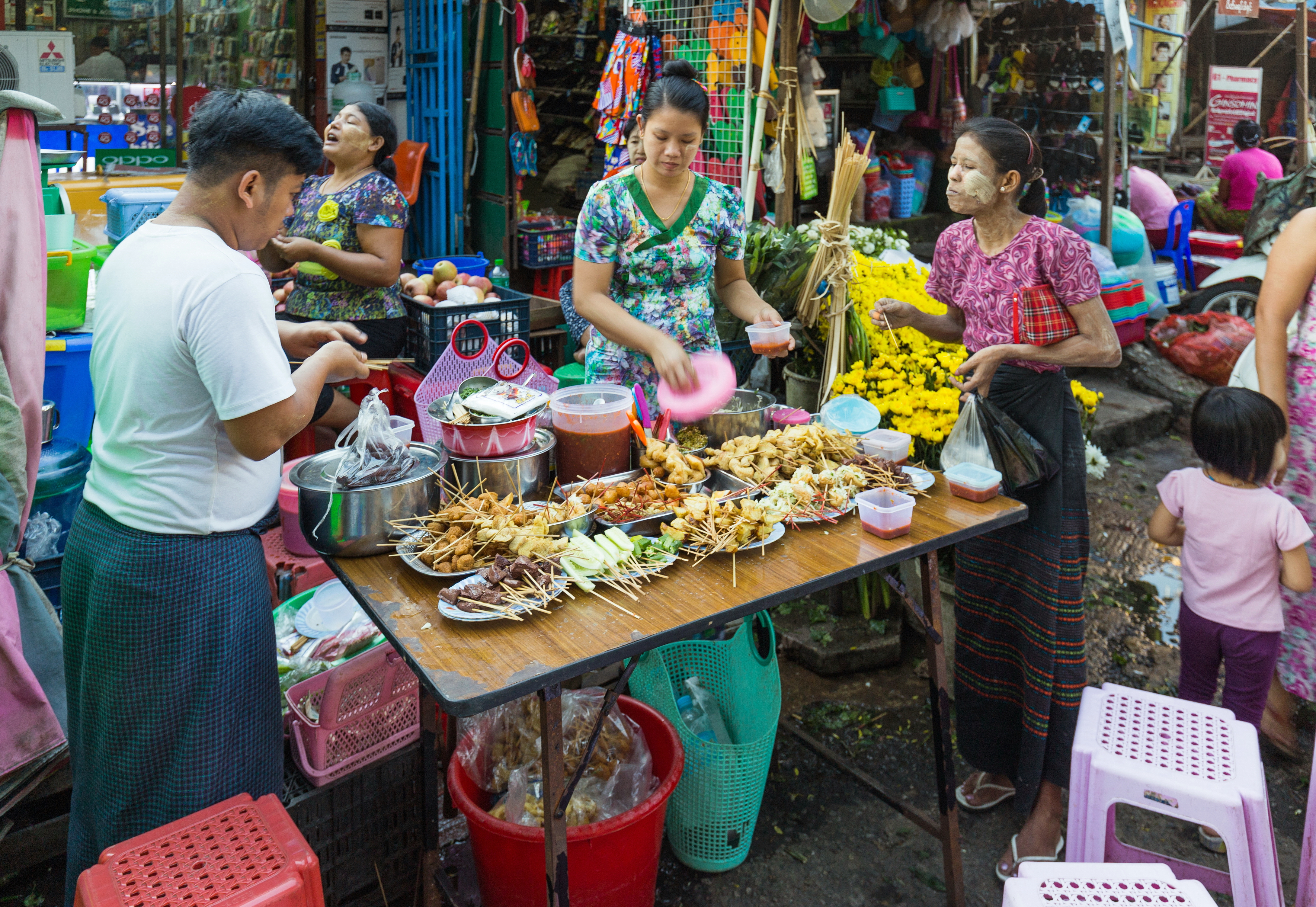 2016 Rangun, Ulica Old Yay Tar Shay, Stoiska z jedzeniem (08)