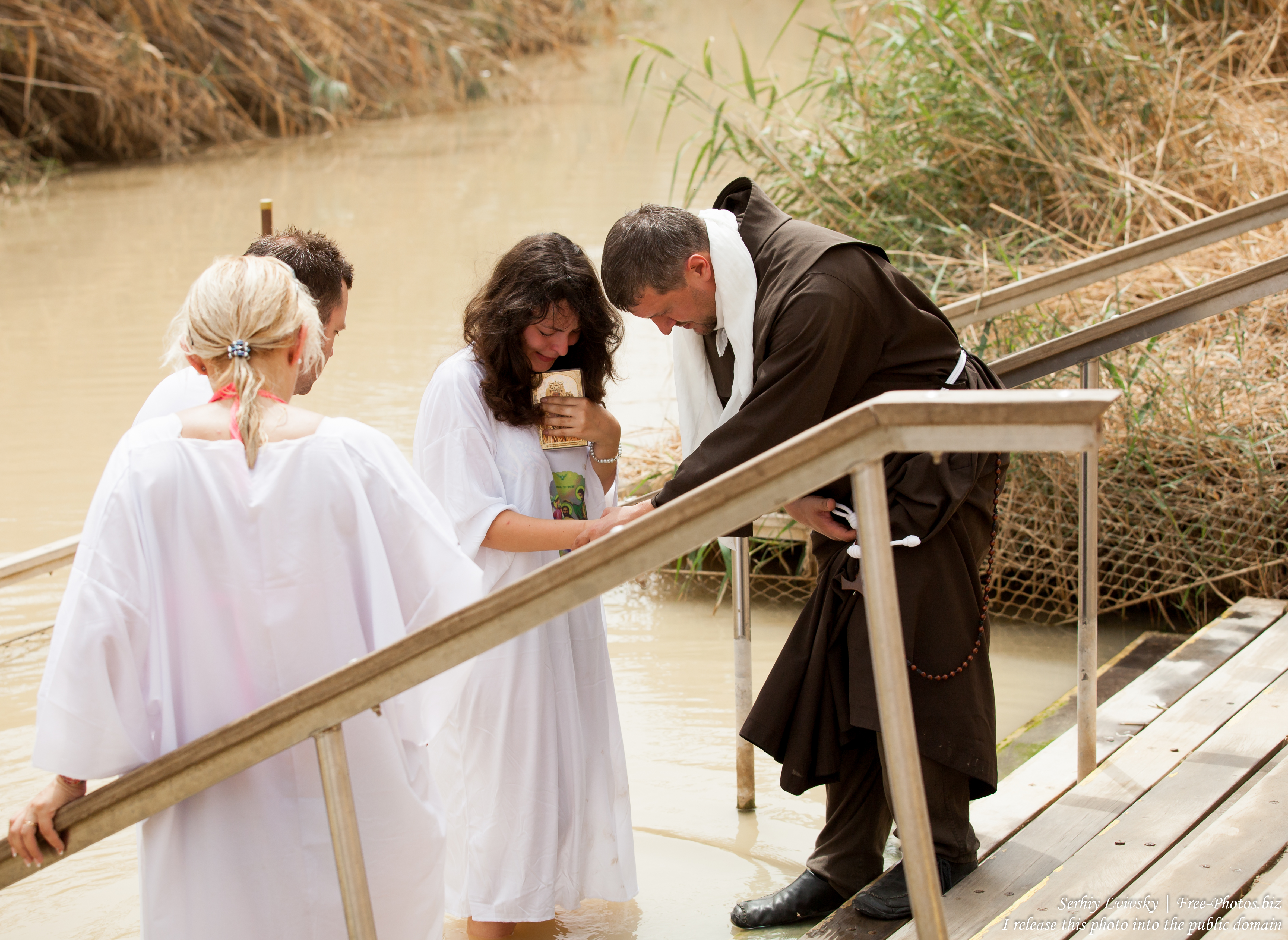 a beautiful 28-year-old pilgrim girl and other people photographed near the Jordan river in the Holy Land in September 2015, picture 4