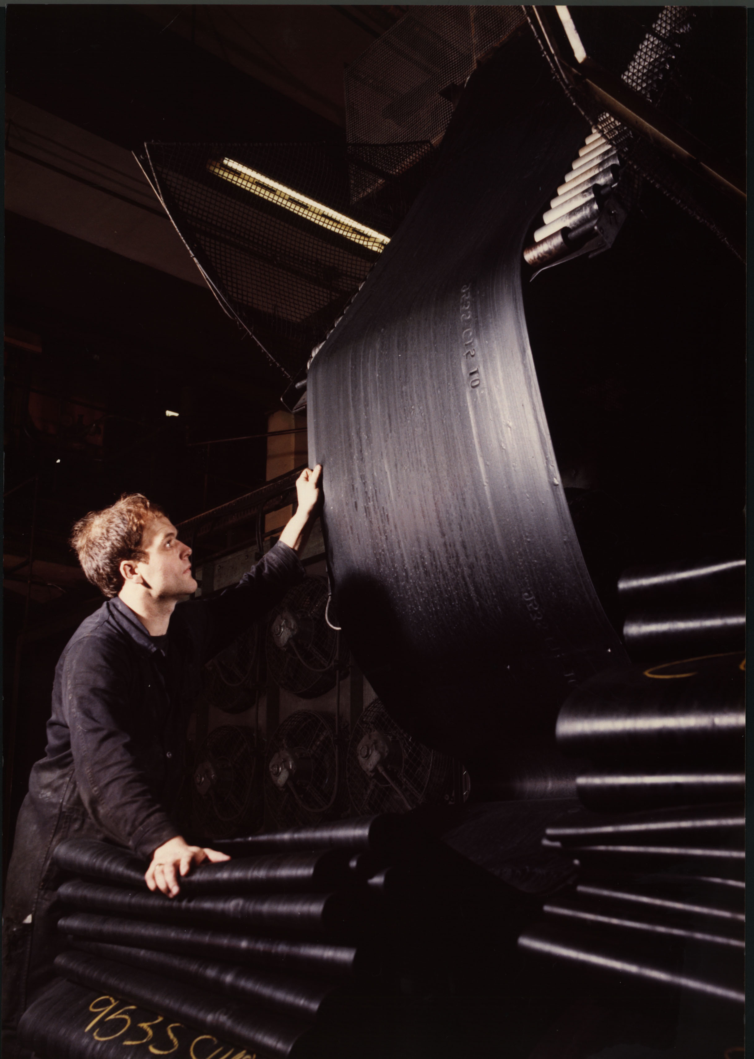A worker at Philips (9717149690)