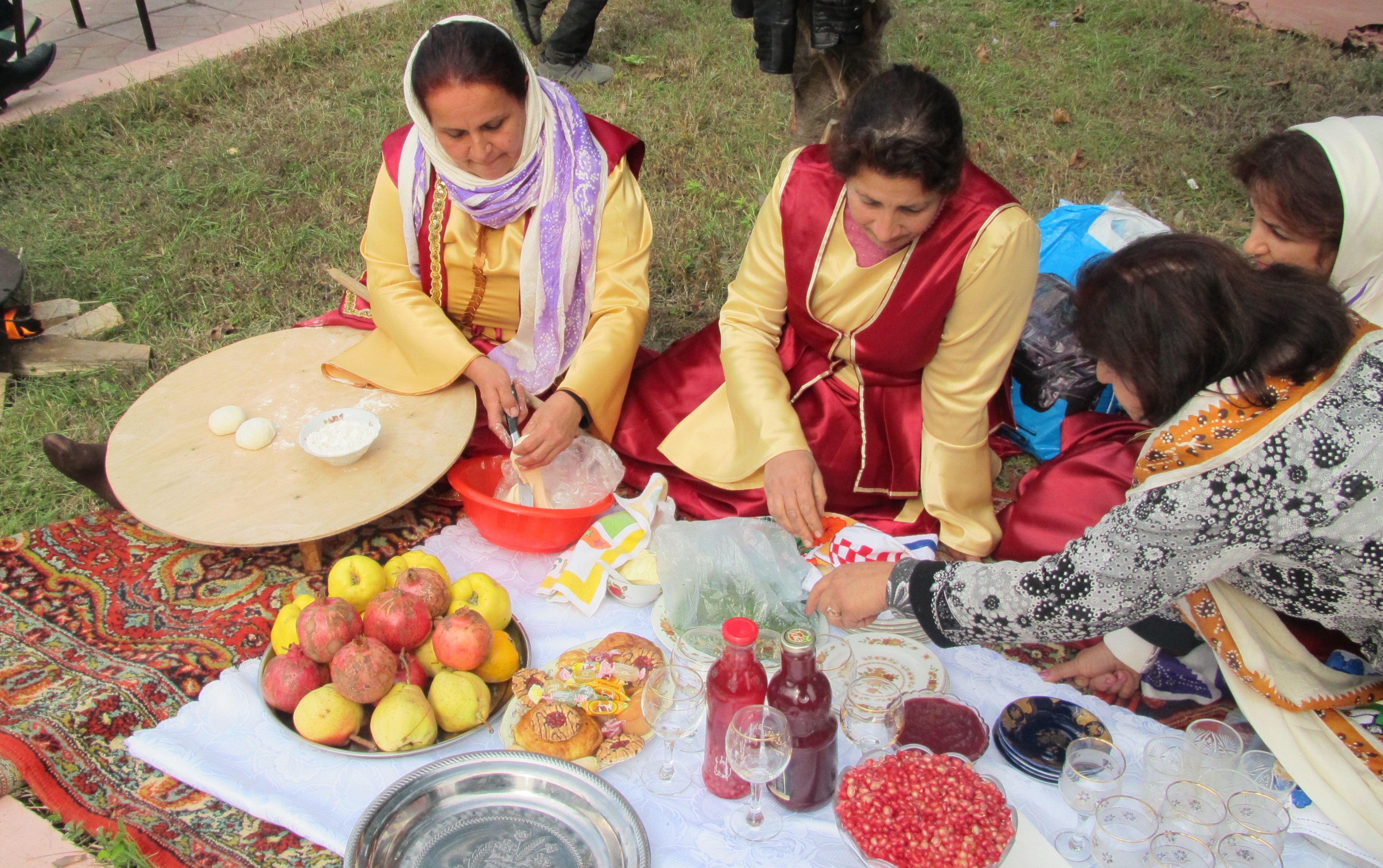 Azerbaijan-Pomegranate Festival woman in national costumes (e-citizen)