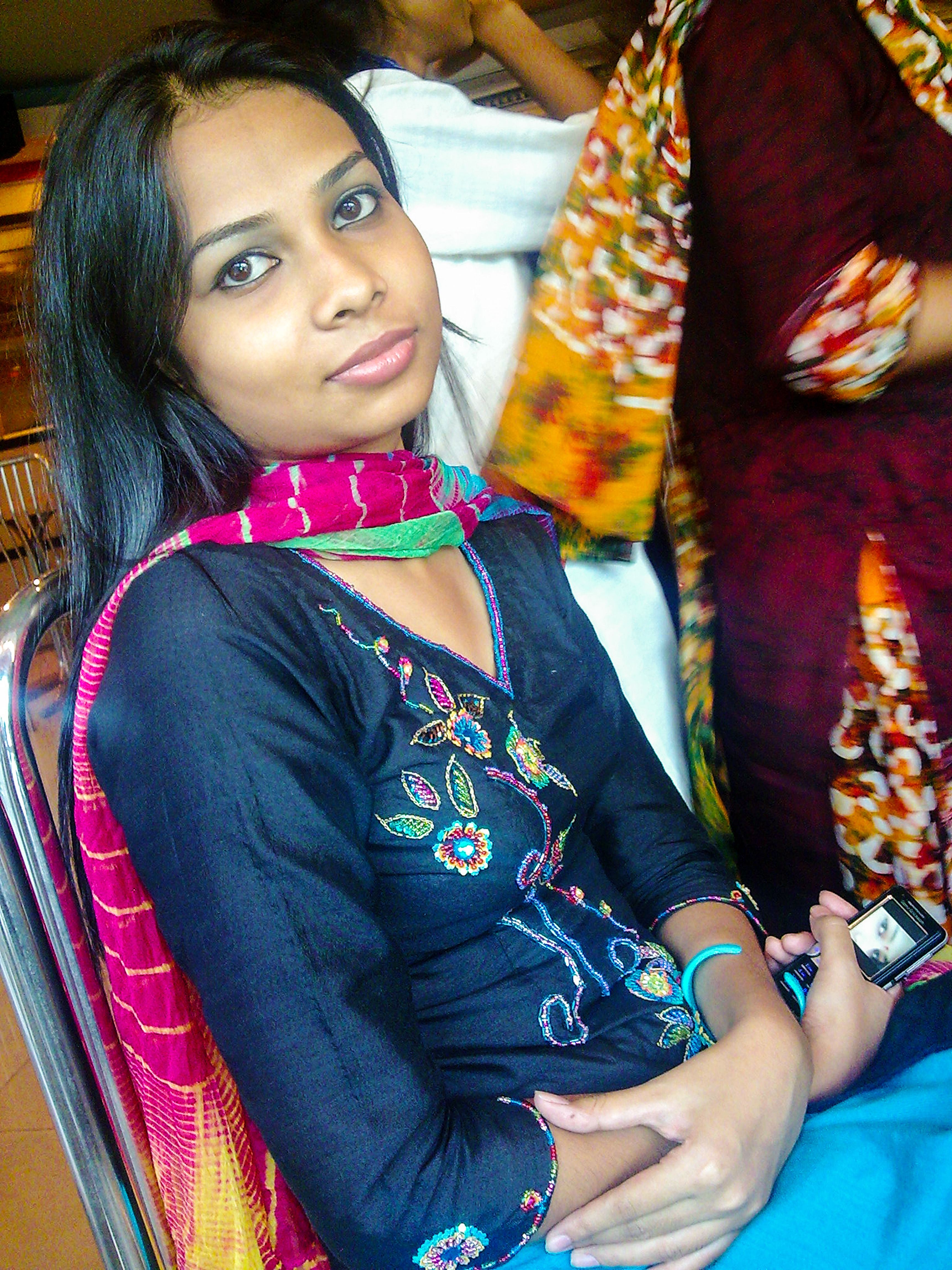 Bangladeshi girl wearing Shalwar kameez (01)