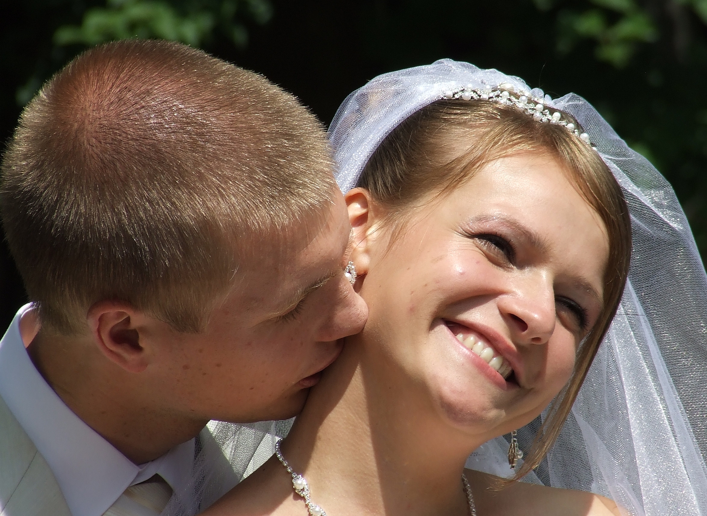 bride and groom kissing, photo 5