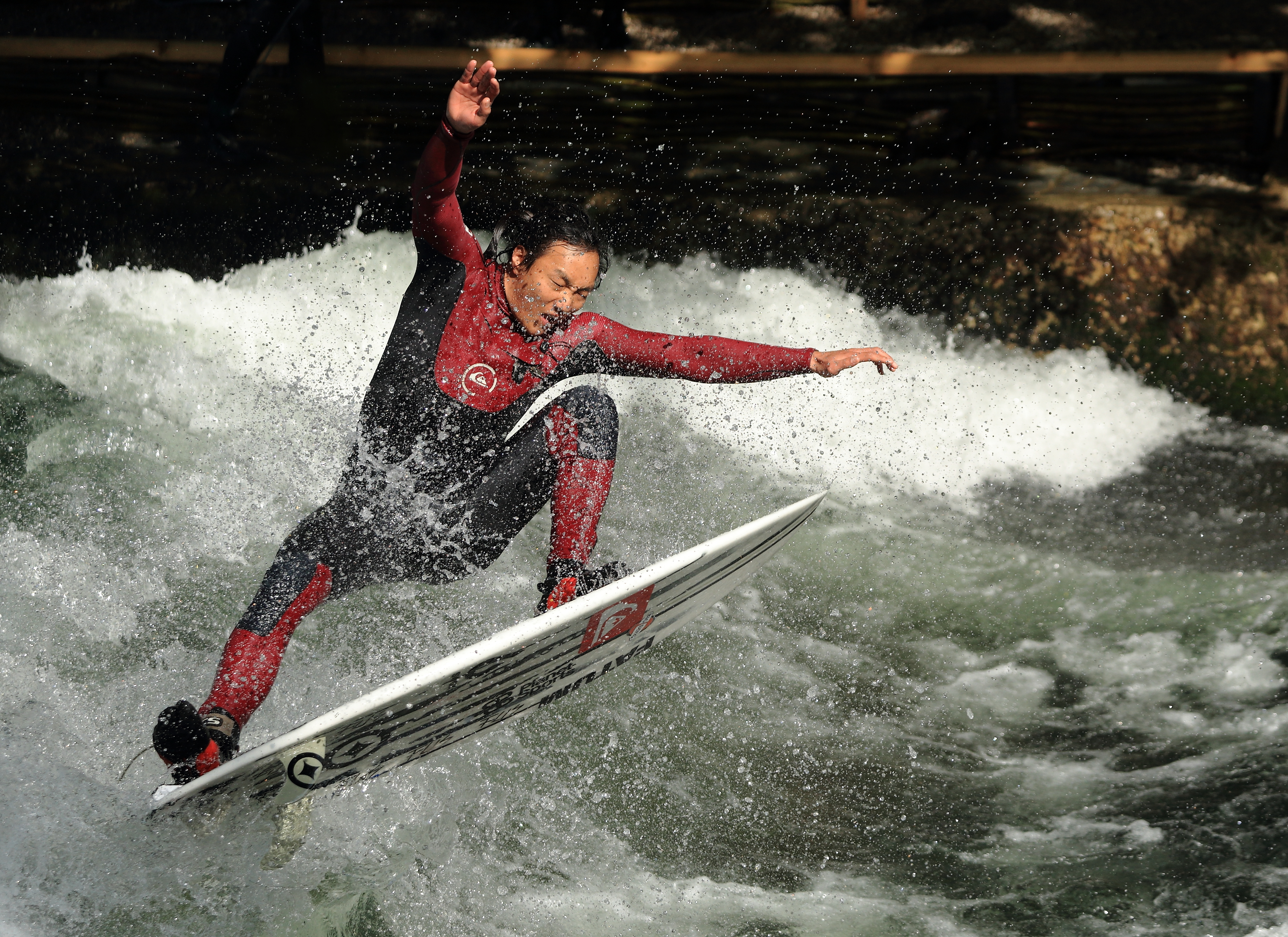 Eisbach Surfer3