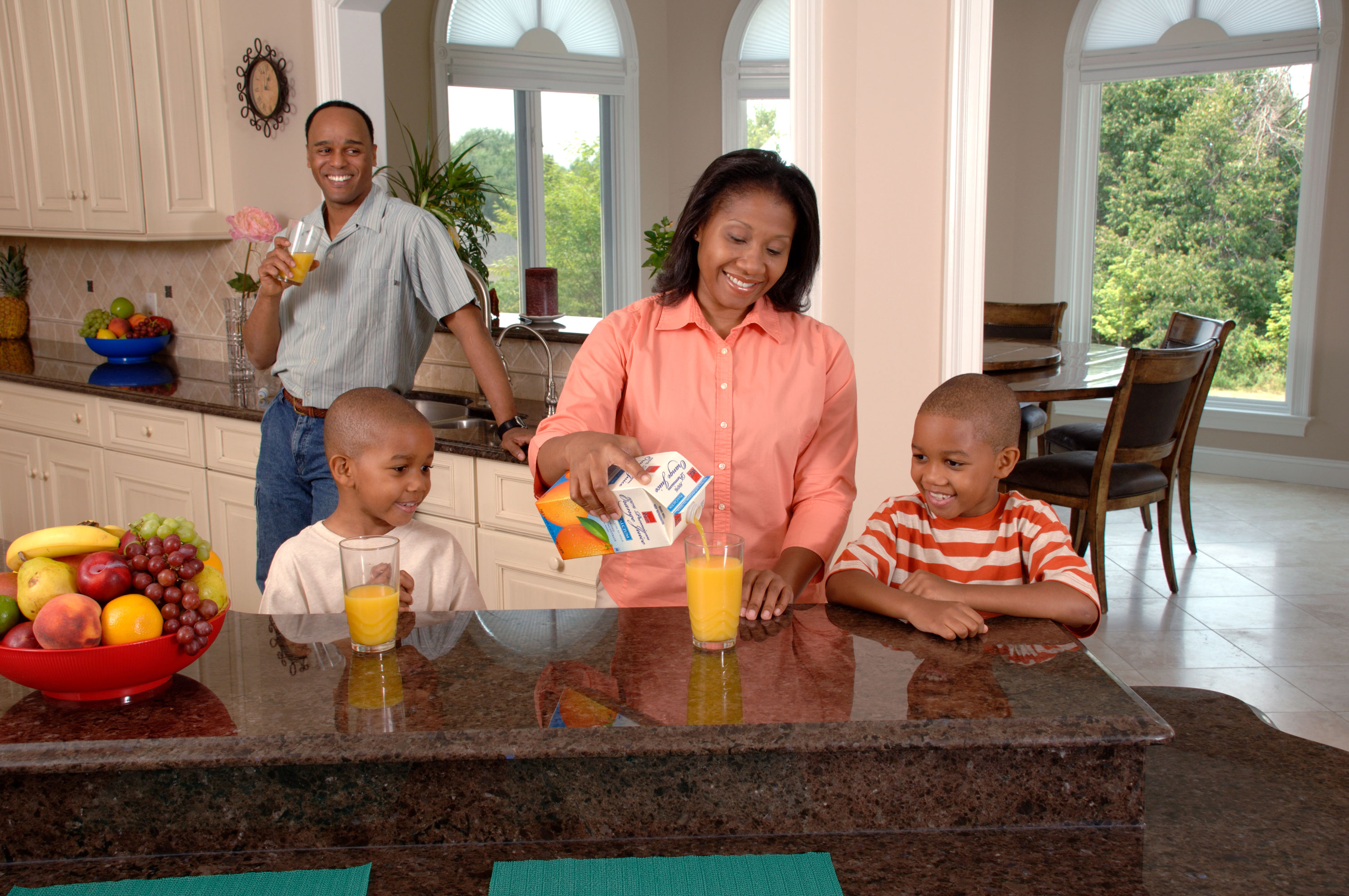 Family drinking juice (1)