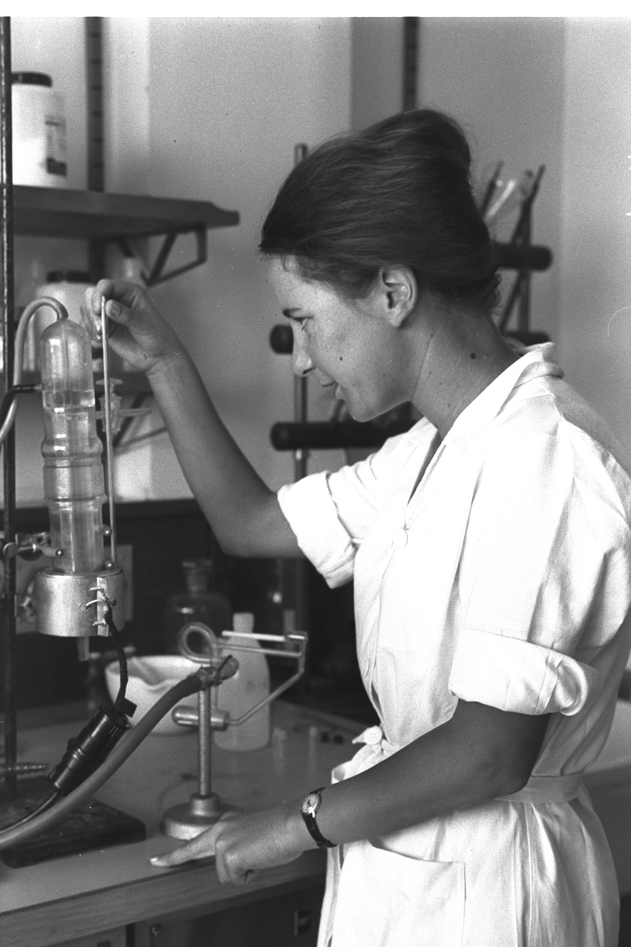 Flickr - Government Press Office (GPO) - Chemistry Lab