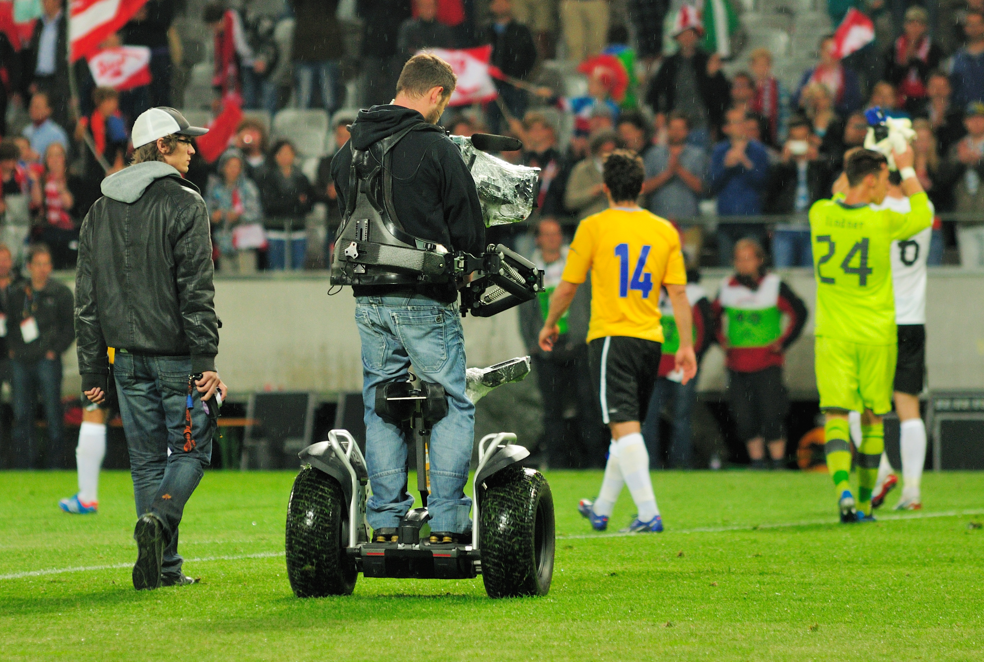 Fußballländerspiel Österreich-Ukraine (01.06.2012) Kameramann2