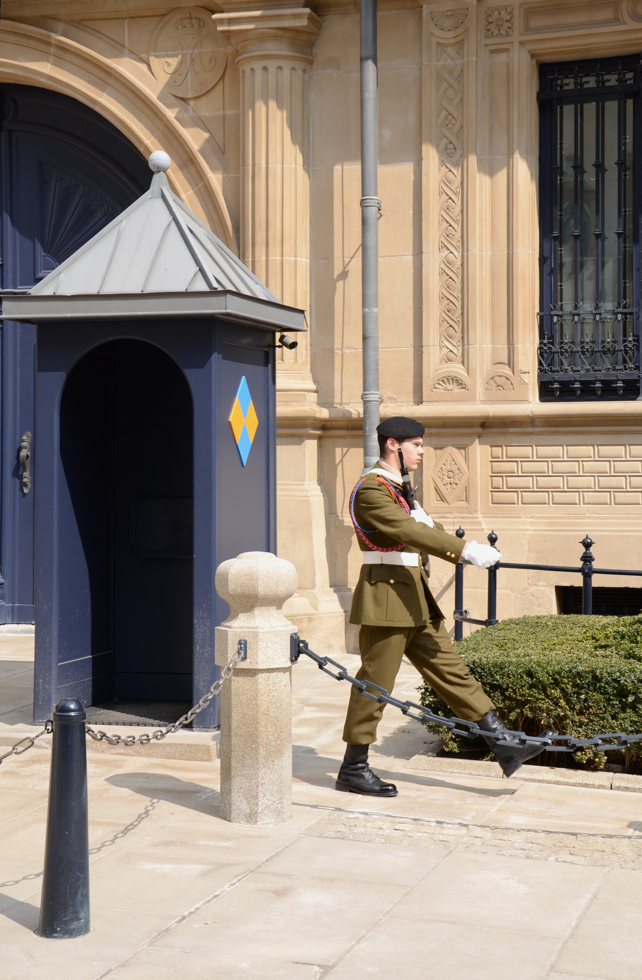 Guard Grand Ducal Palace Luxembourg (by Pudelek)