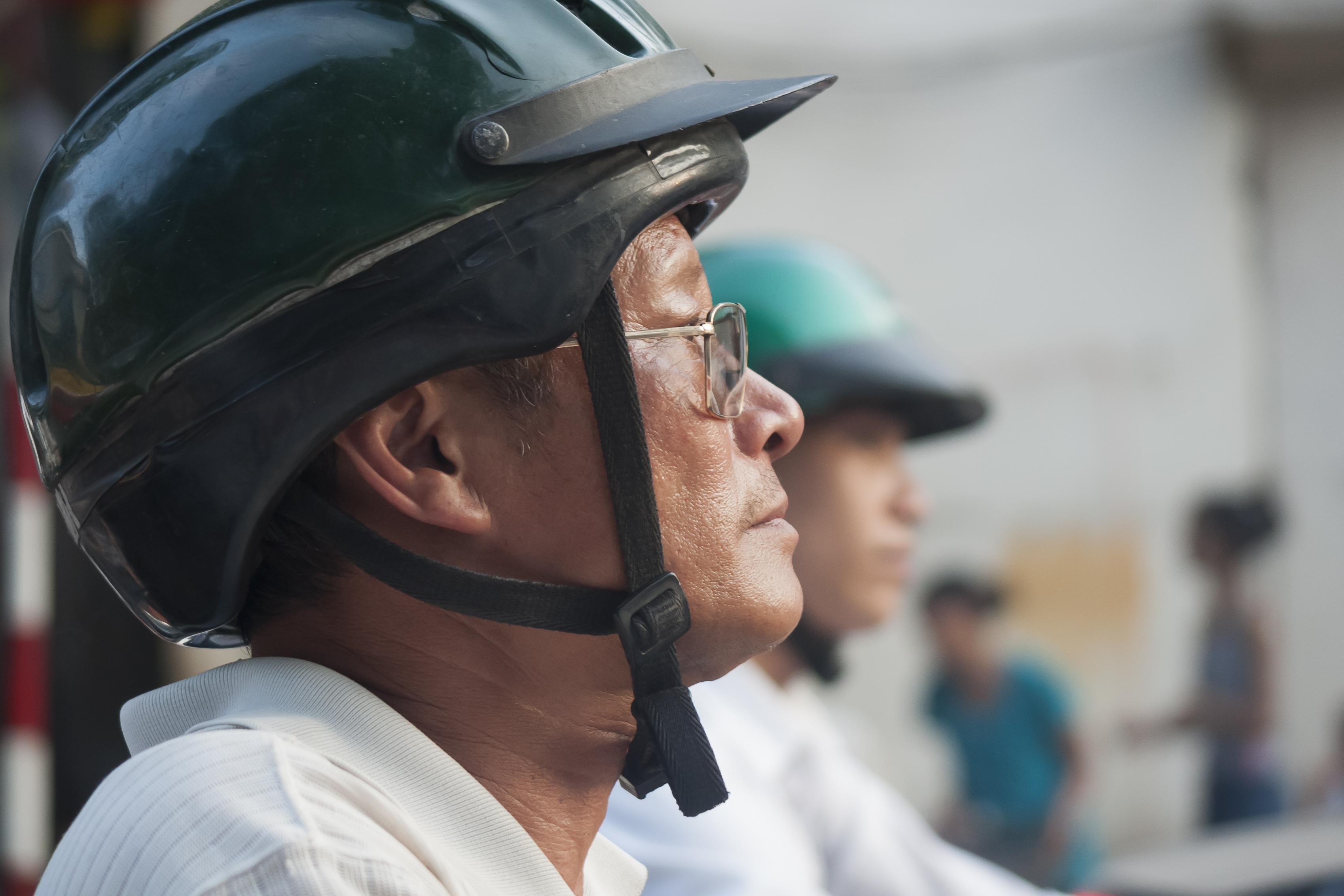 Hanoi Vietnam Waiting-at-the-red-lights-01