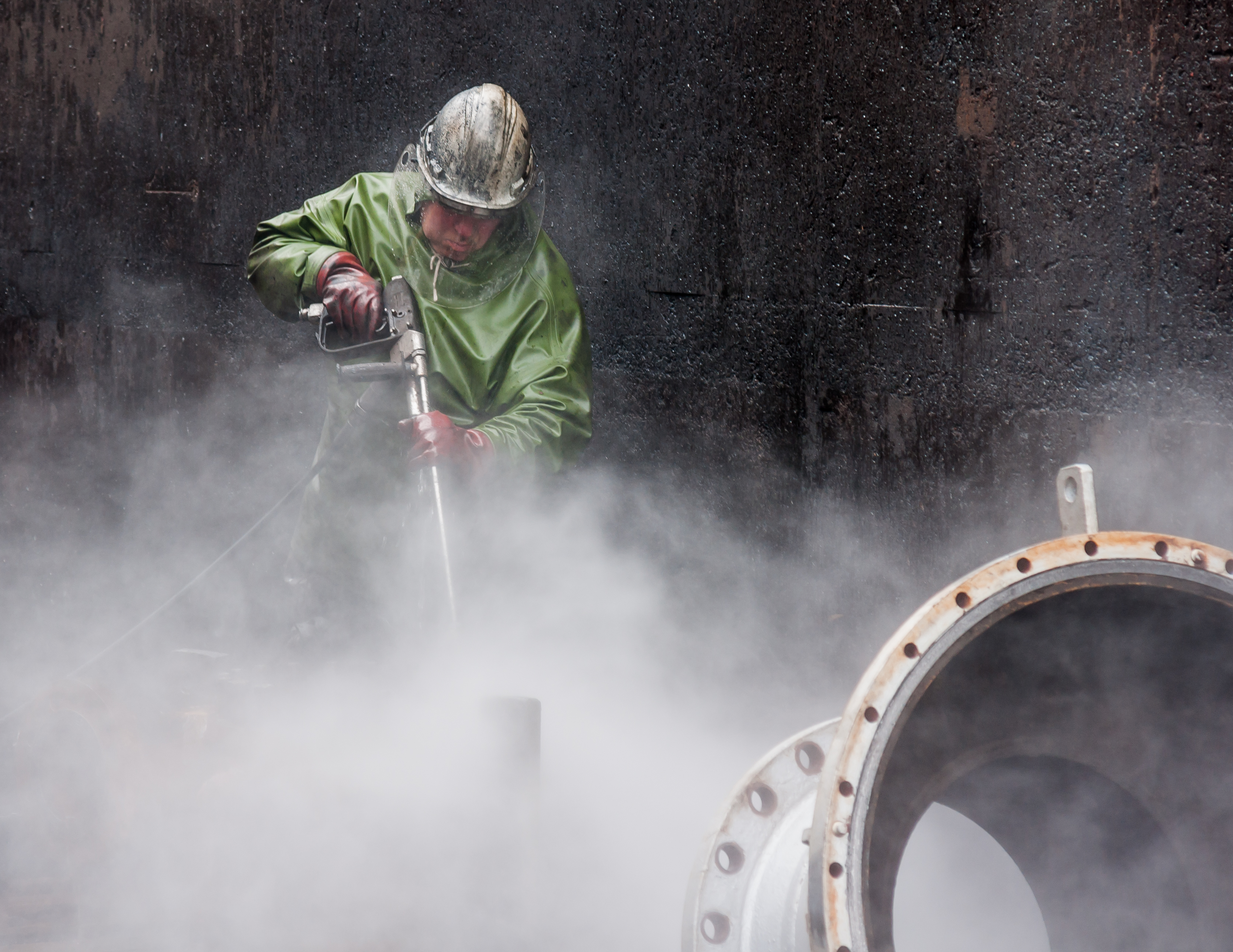 High-Pressure-Cleaning-with-Personal-Protective-Equipment-02