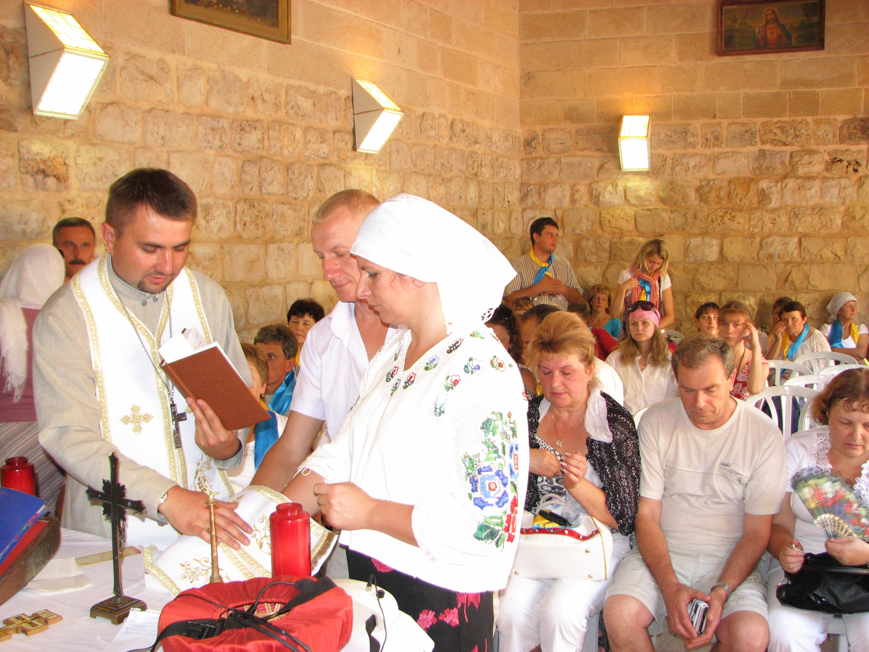 Pilgrims in Cana of Galilee in Israel repeating their wedding promises, picture 4