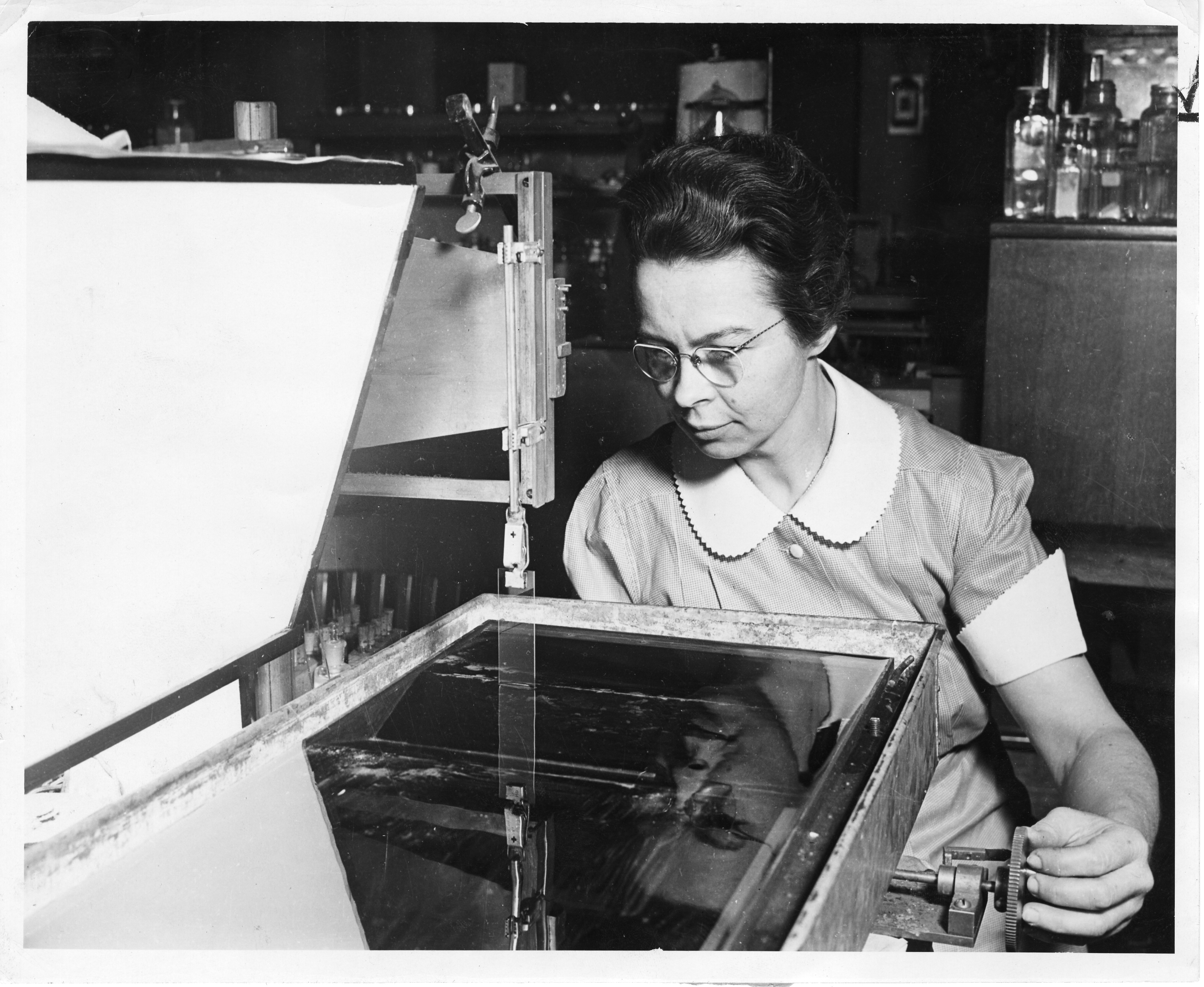Katharine Burr Blodgett (1898-1979), demonstrating equipment in lab (3322781406)