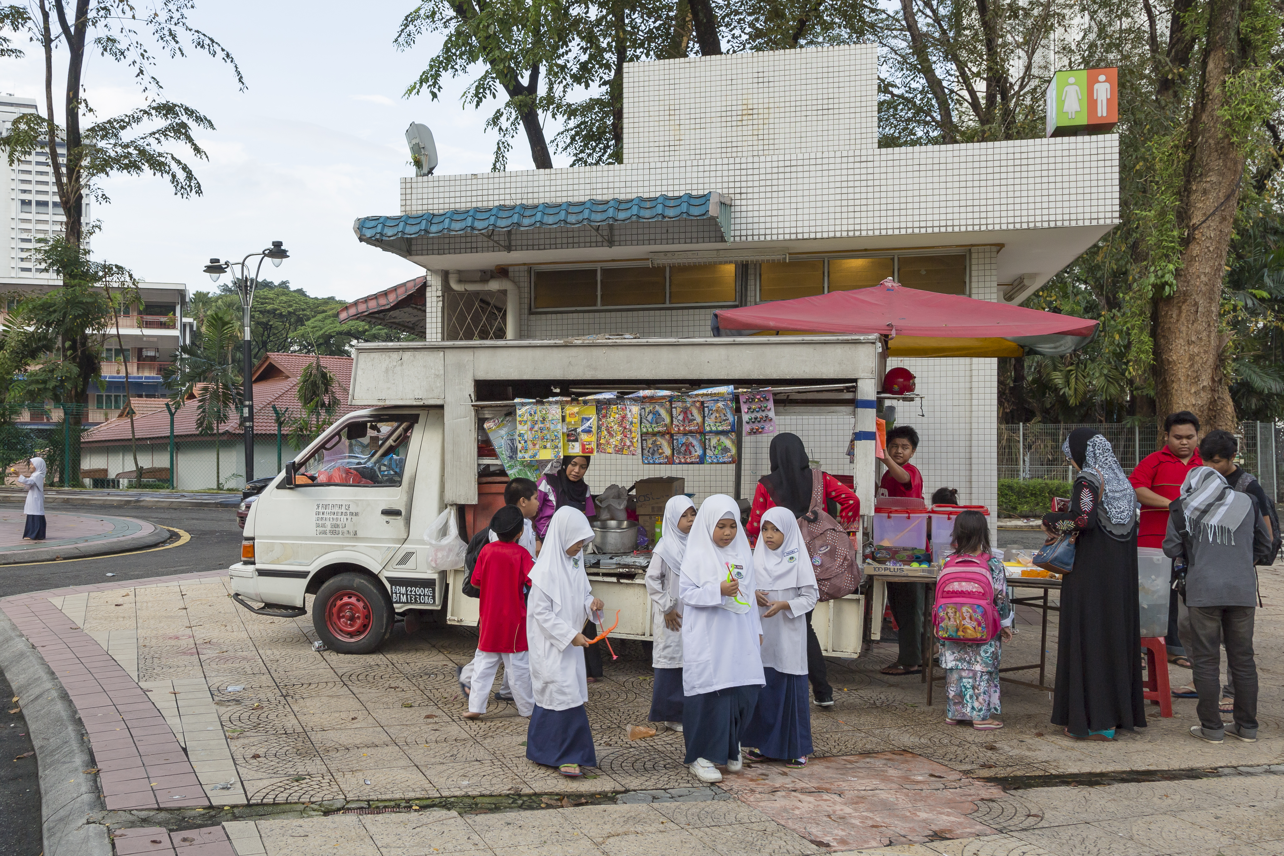 Kuala-Lumpur Malaysia Street-vendor-selling-toys-01
