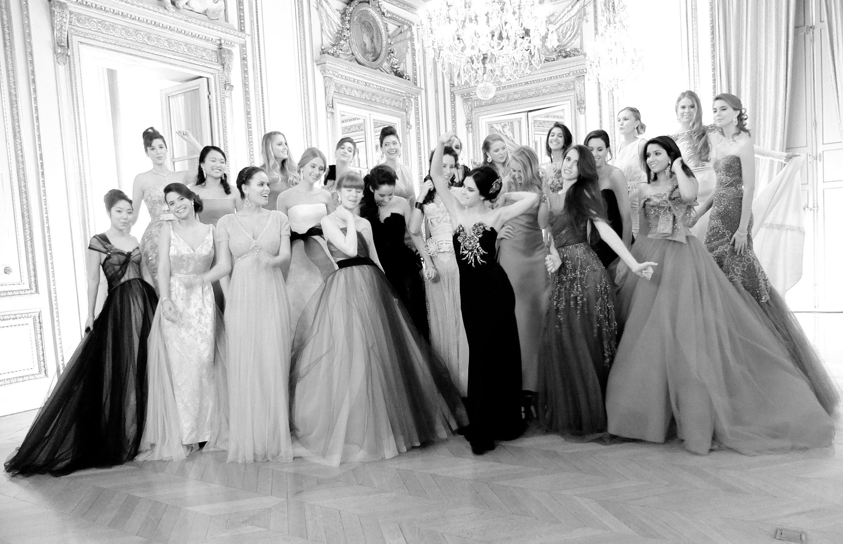 Photo of Le bal des debutantes paris 2011 group picture