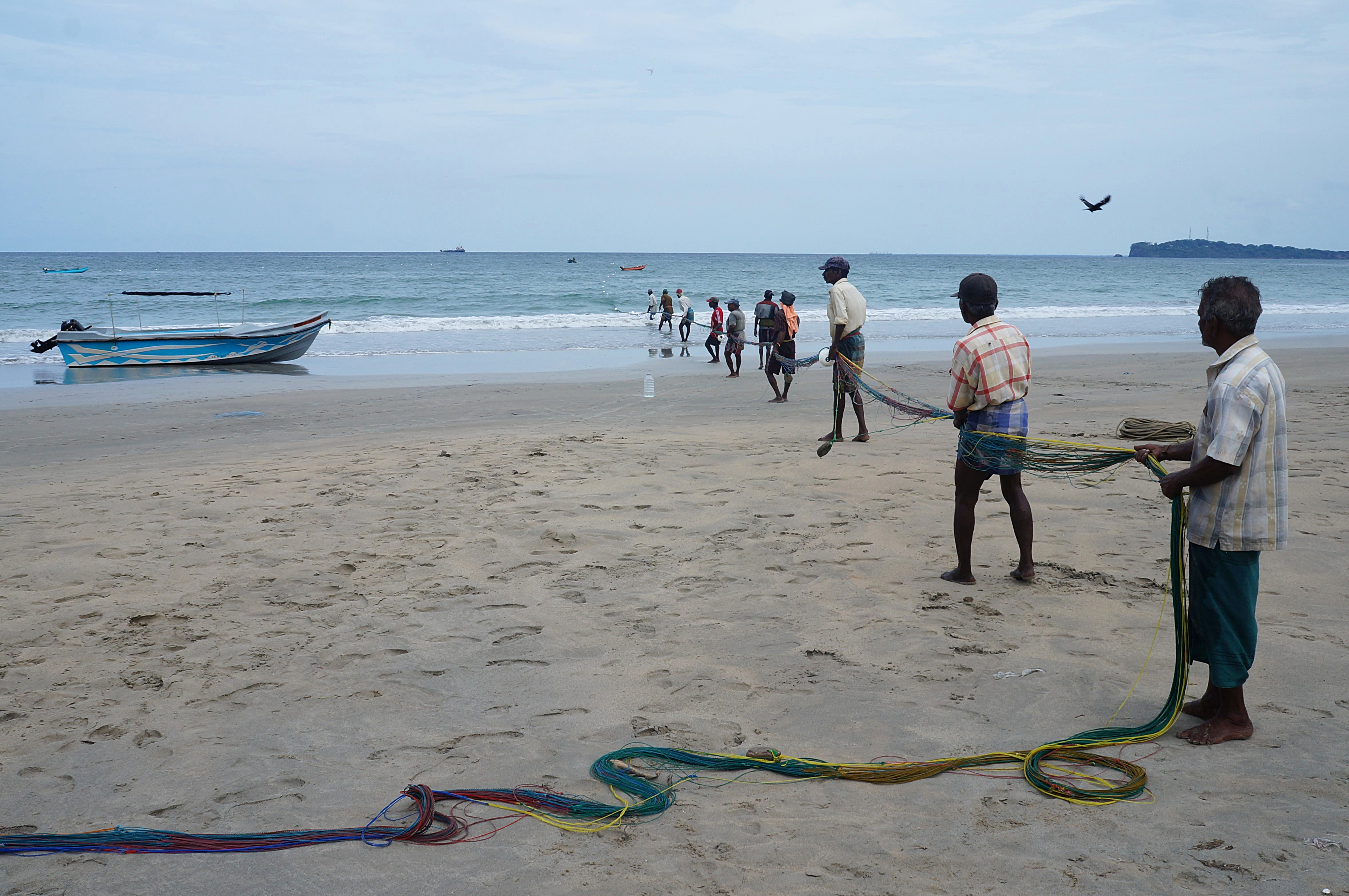 Les pecheurs de la plage de Trincomalee (2)