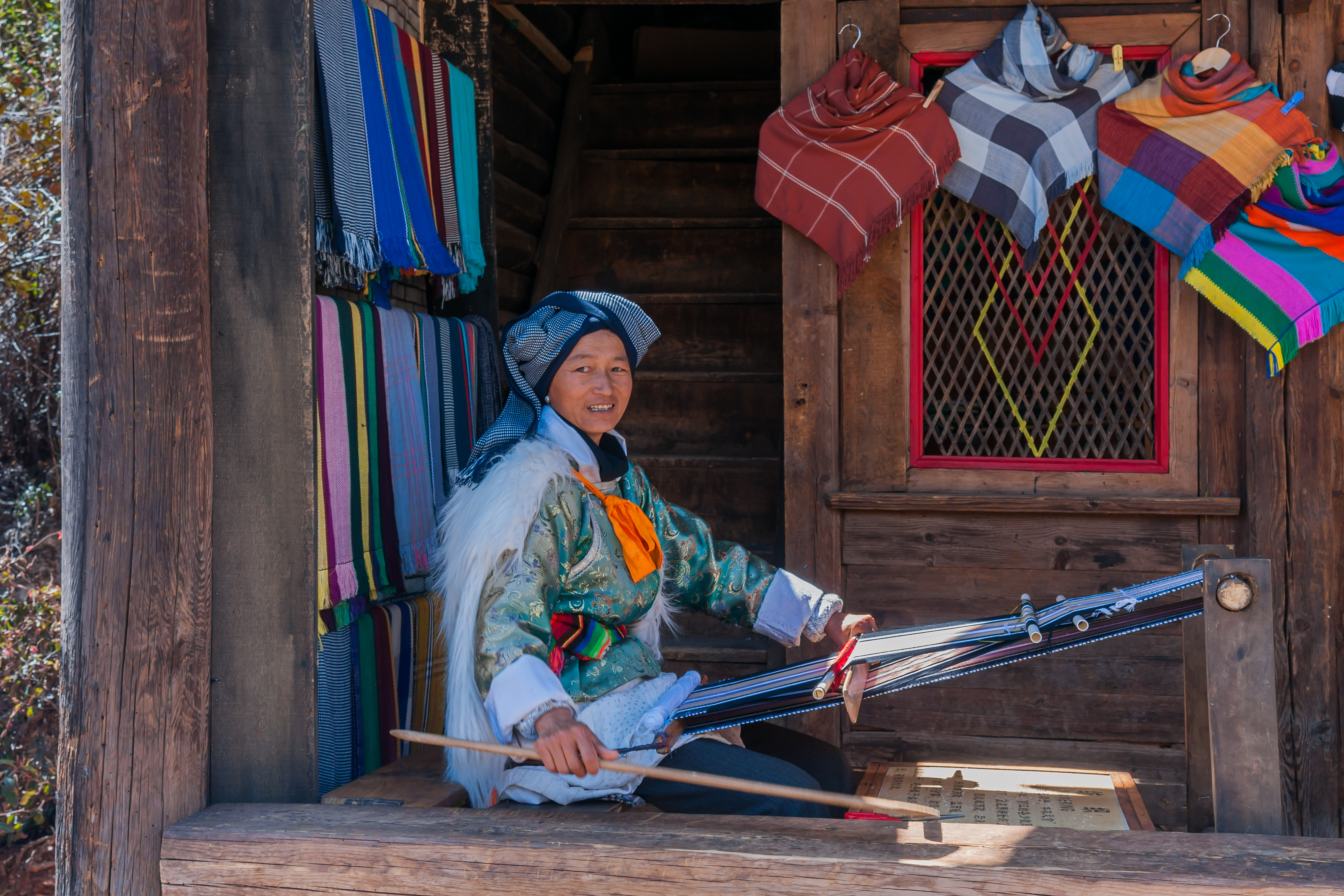 Lijiang Yunnan China-Woman-with-weaving-loom-01