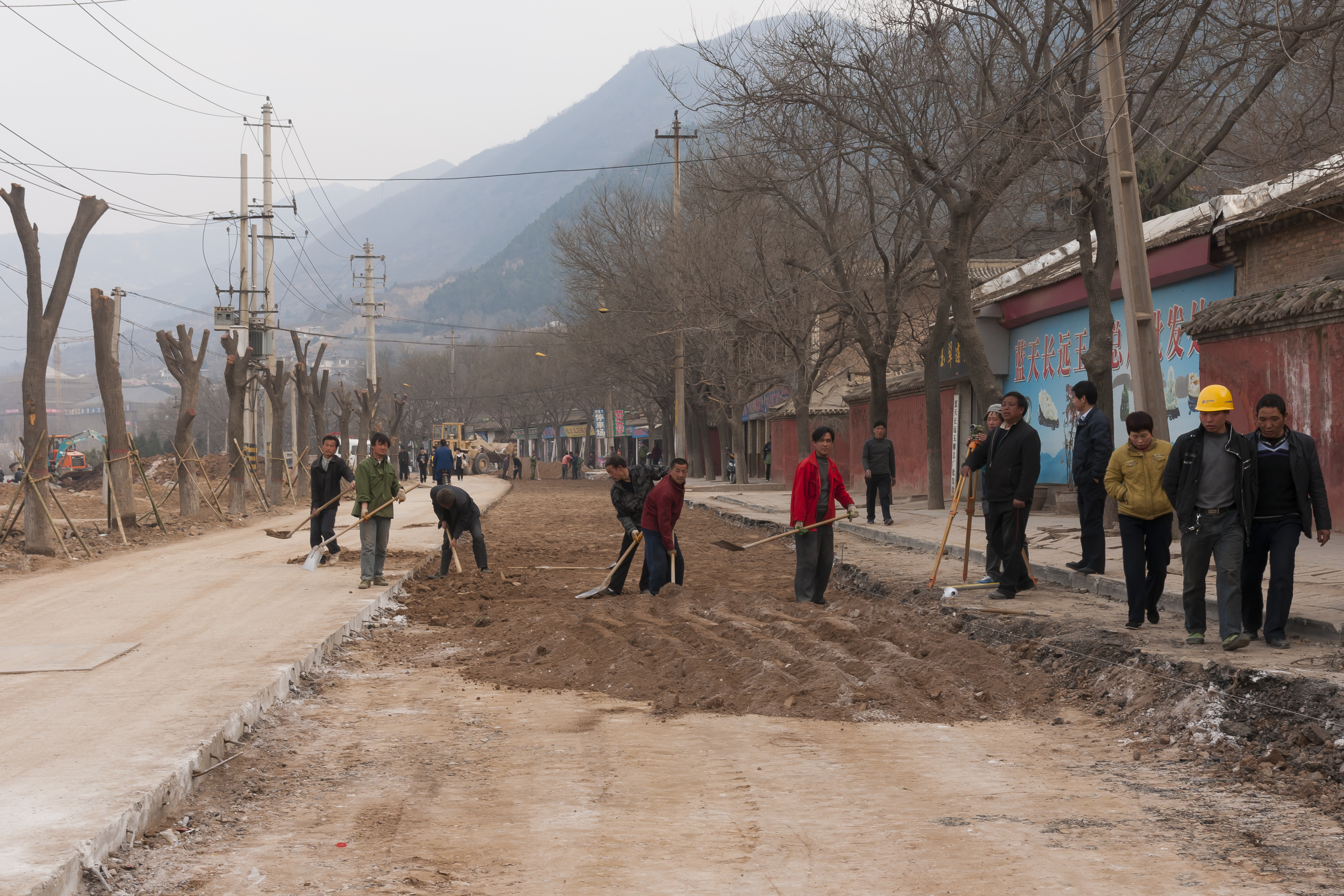 Lintong Xian China Road-workers-01