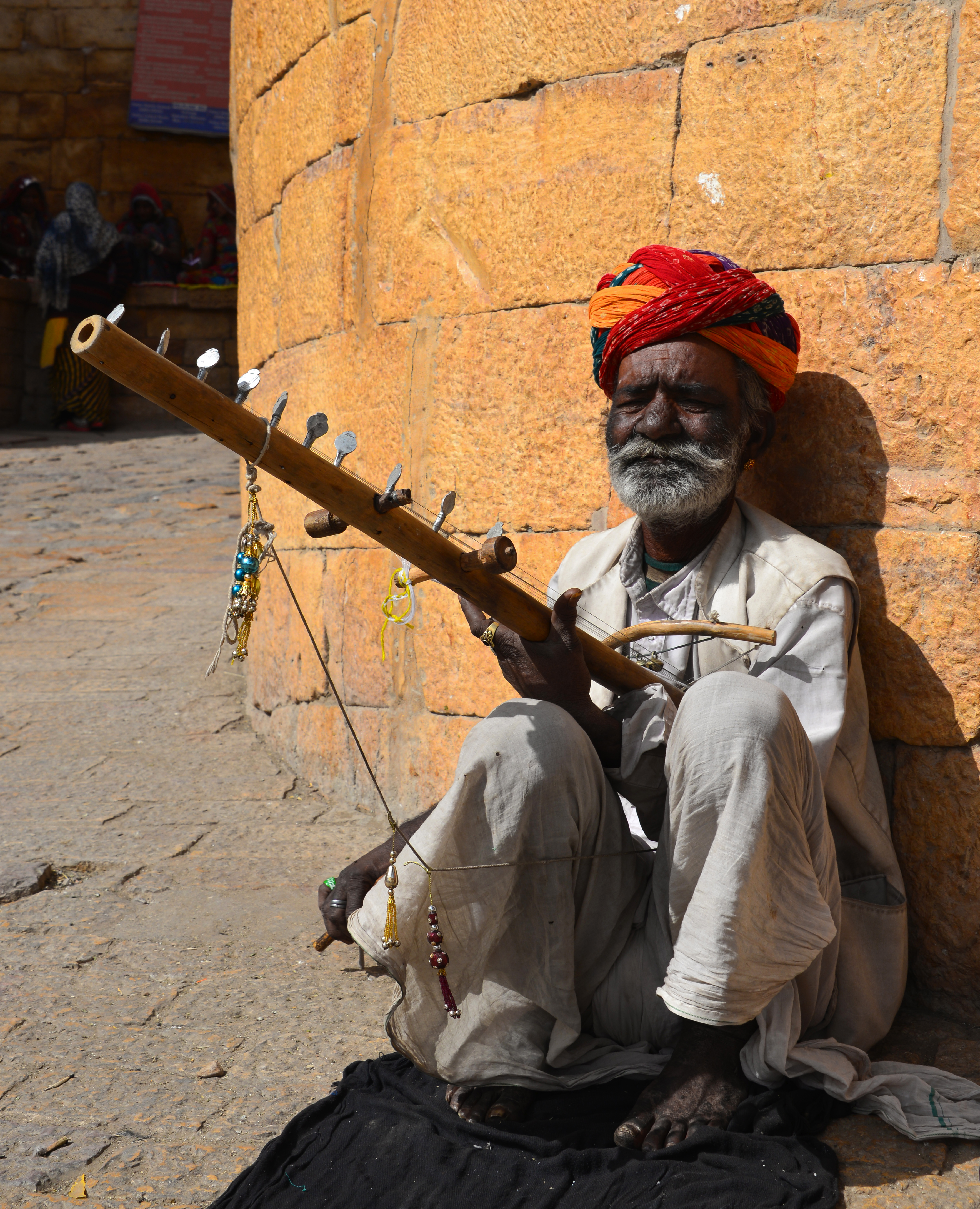 Man playing Ravanahatha in India