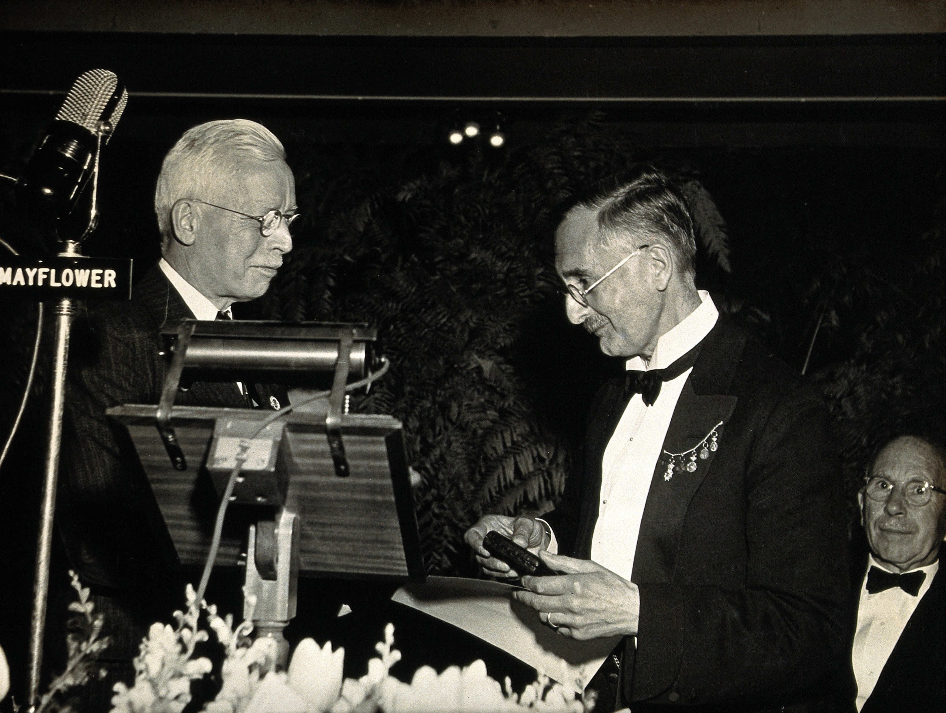 N.H. Swellengrebel receiving the Laveran Prize from Rolla Dy Wellcome V0028083