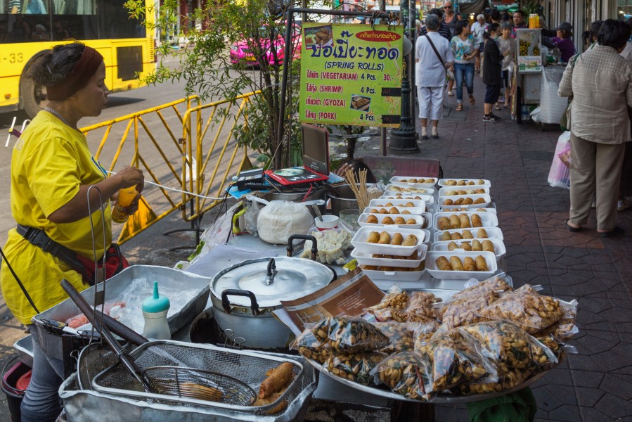 2016 Bangkok, Dystrykt Phra Nakhon, Ulica Chakrabongse, Uliczne jedzenie (04)