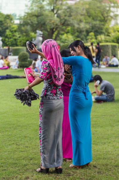 2016 Rangun, Park Maha Bandula, Kobiety w tradycyjnych strojach
