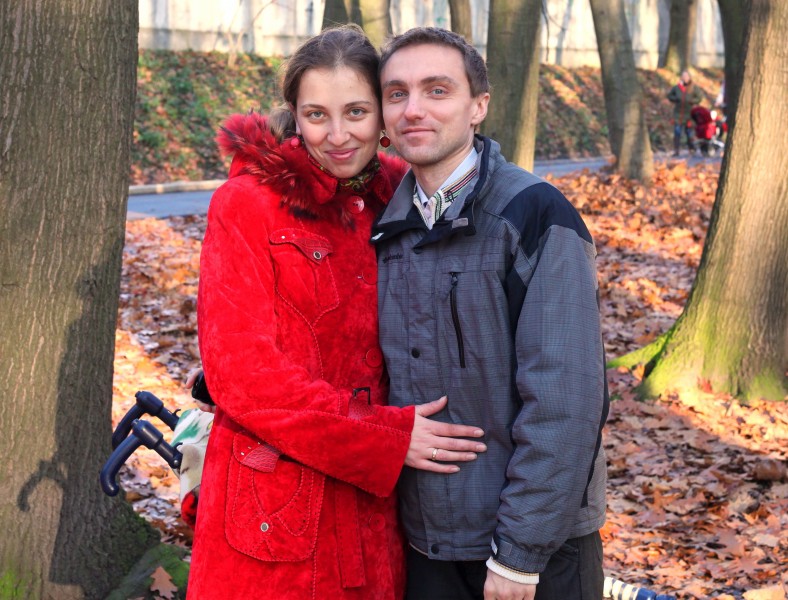 a beautiful Catholic wife with her husband in a park, photo 1