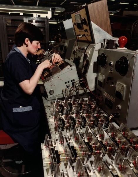 A Woman working at Philips (9717149566)