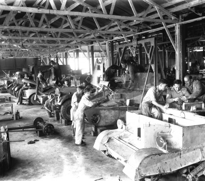 A WORKSHOP AT THE BRITISH ARMY BASE IN SARAFAND. בית מלאכה בבסיס האימונים של הצבא הבריטי בצריפין.D393-019