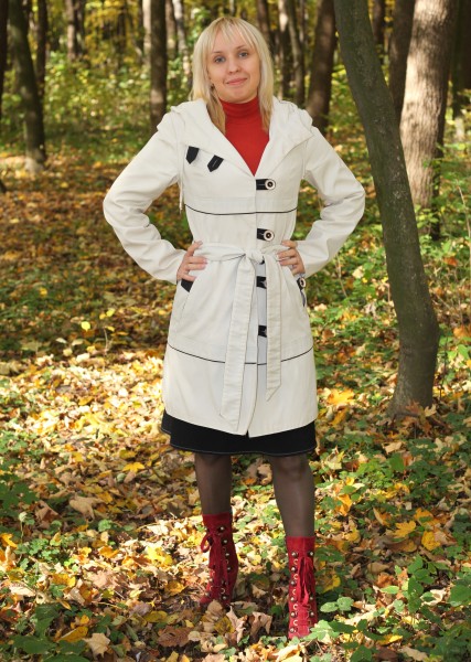 a young woman in a forest in October, picture 2
