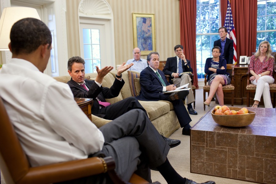 Barack Obama meets with senior advisors in the Oval Office, July 31, 2011