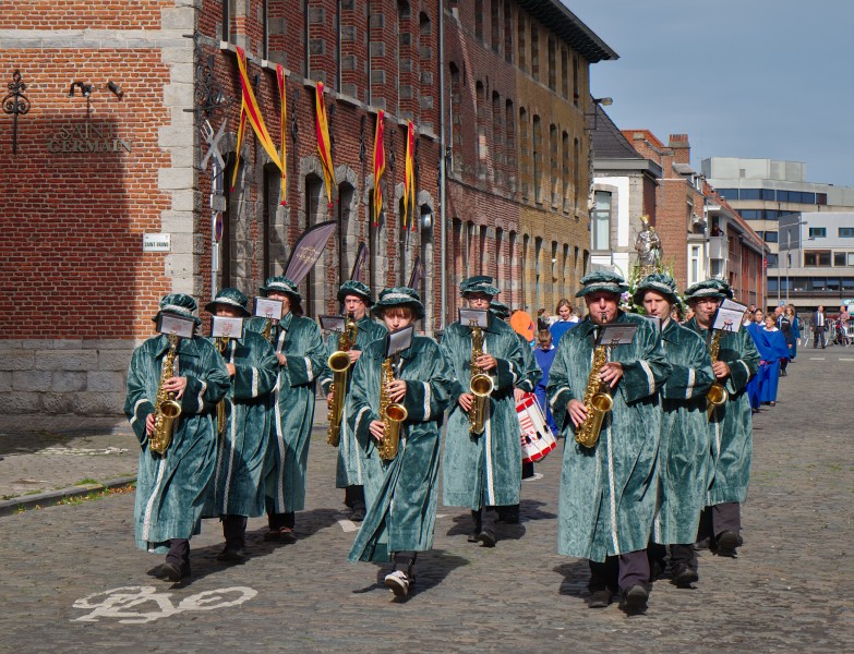Brass band playing on Rue du Curé du Château during the great procession of Tournai (DSCF8626)