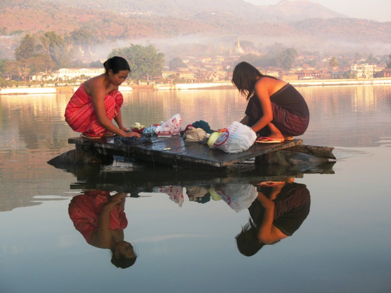 Burmese girls laundring in the lake435