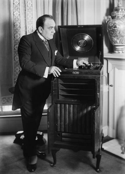 Caruso with phonograph2